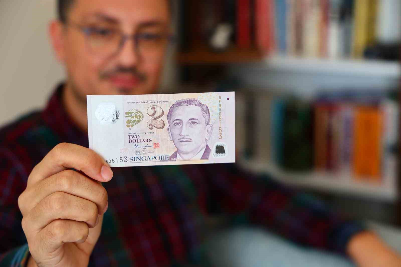 Beş kıtadan 75 ülkenin banknotunu derleyen öğretmen yok olan devletleri unutturmuyor
