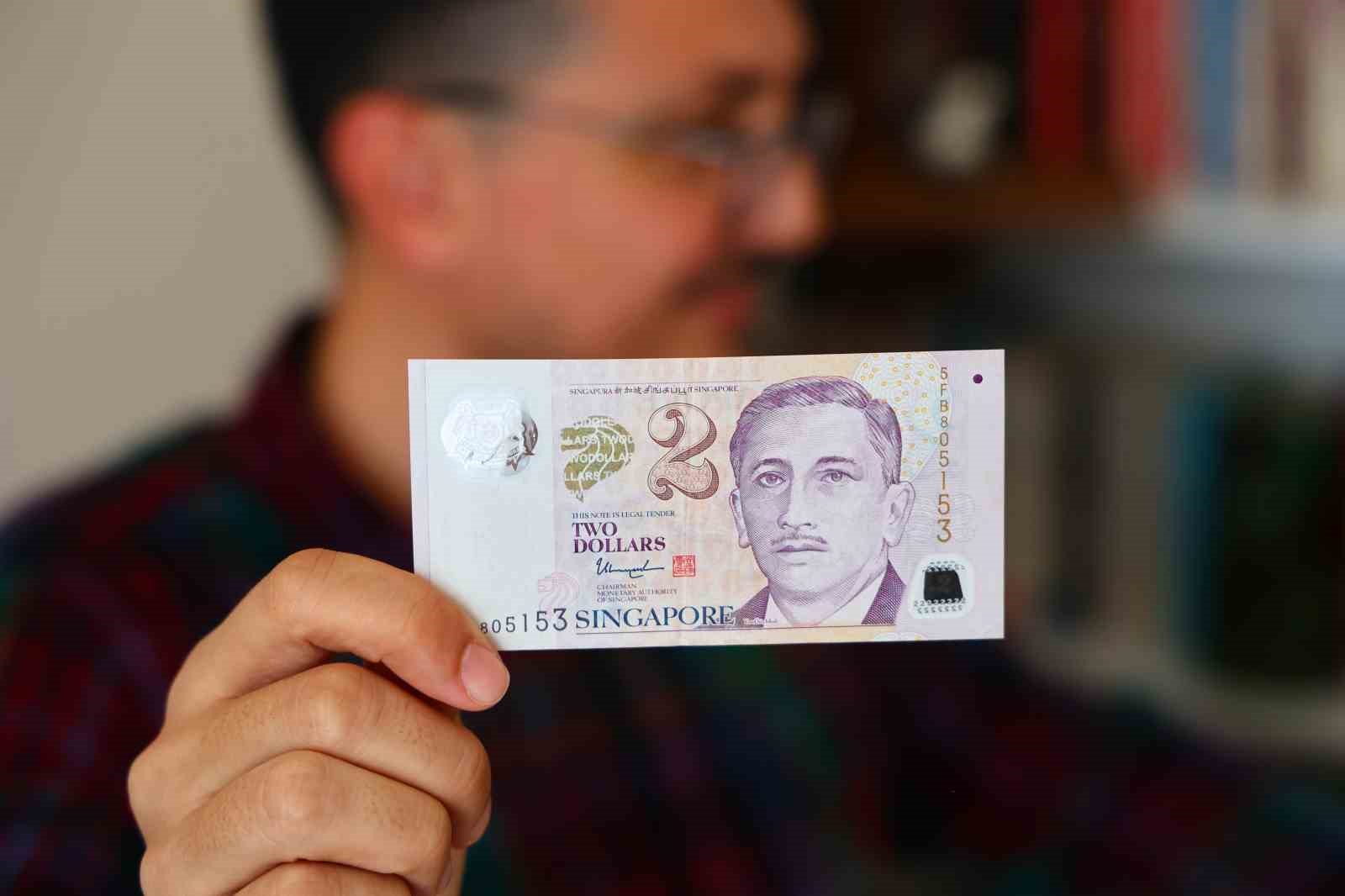 Beş kıtadan 75 ülkenin banknotunu derleyen öğretmen yok olan devletleri unutturmuyor
