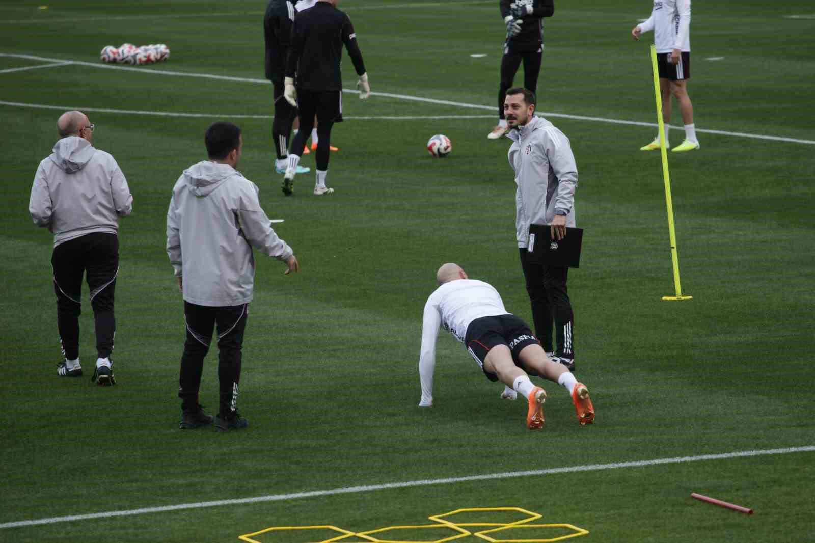 Beşiktaş, Antalya’daki kampında hazırlıklarını sürdürüyor
