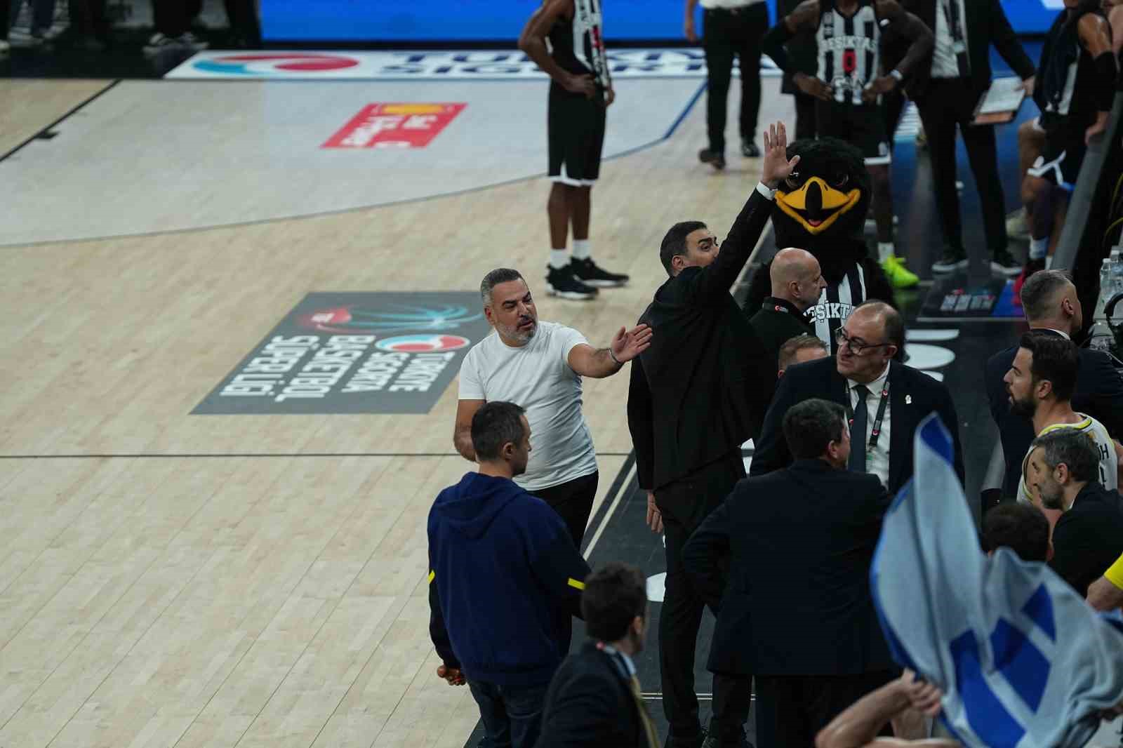 Beşiktaş - Fenerbahçe derbisine tribün olayları nedeniyle ara verildi
