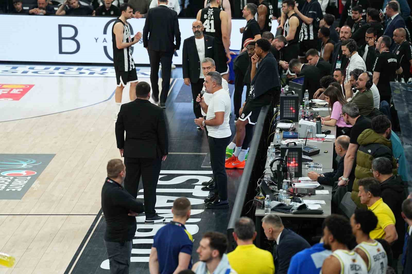 Beşiktaş - Fenerbahçe derbisine tribün olayları nedeniyle ara verildi
