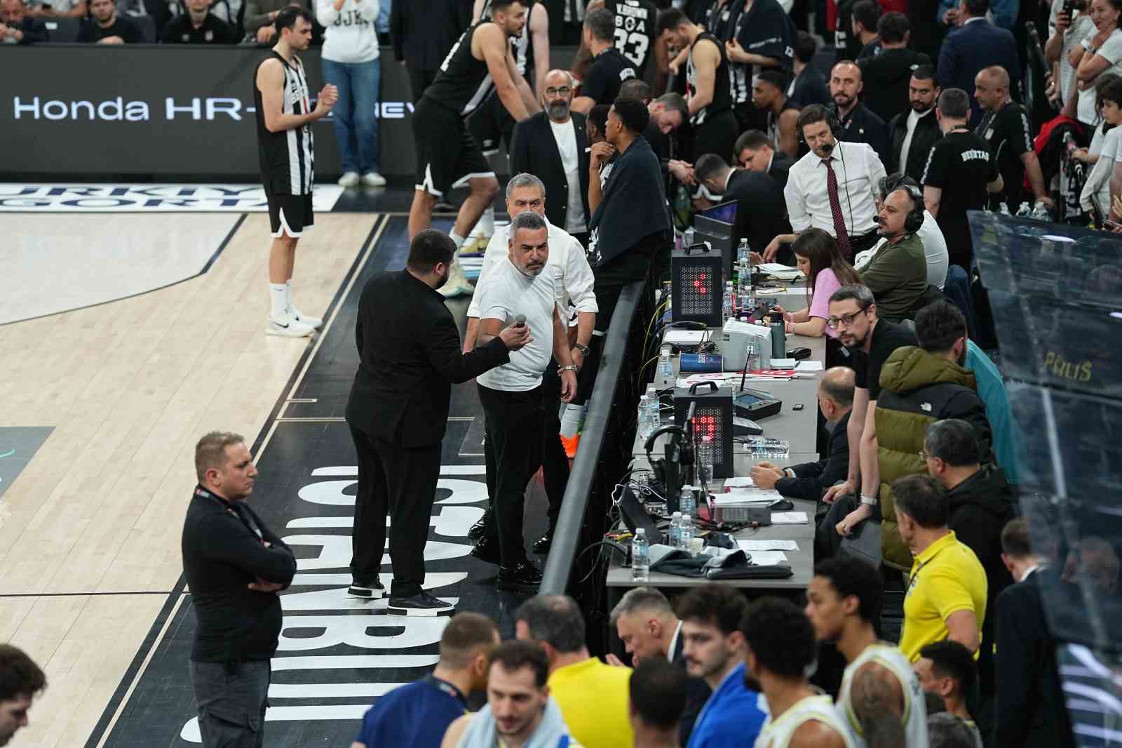 Beşiktaş - Fenerbahçe derbisine tribün olayları nedeniyle ara verildi
