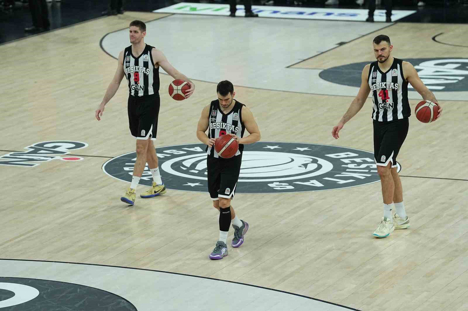 Beşiktaş - Fenerbahçe derbisine tribün olayları nedeniyle ara verildi
