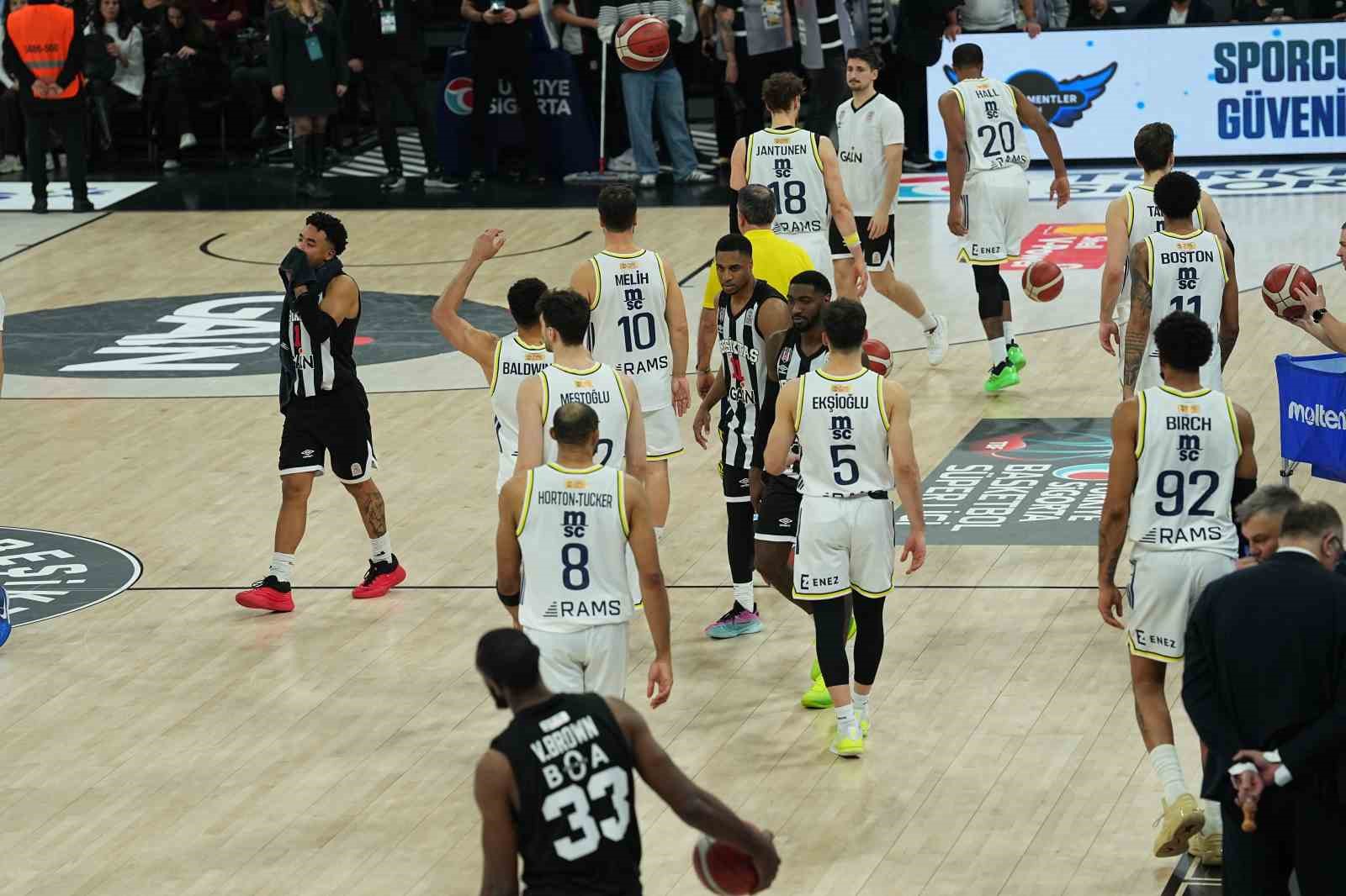 Beşiktaş - Fenerbahçe derbisine tribün olayları nedeniyle ara verildi
