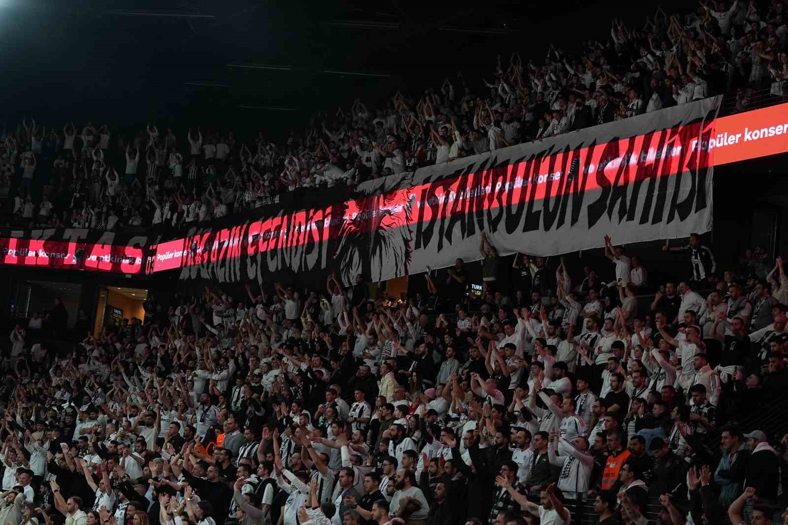 Beşiktaş - Fenerbahçe derbisine tribün olayları nedeniyle ara verildi
