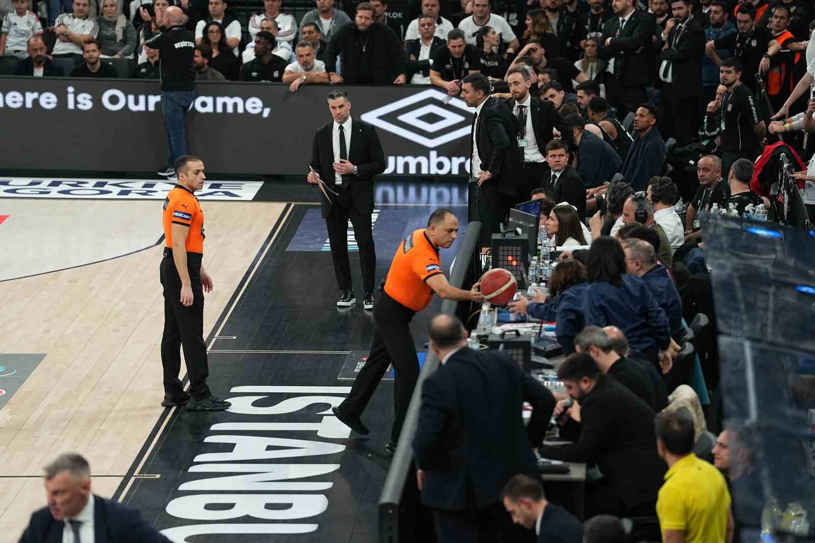 Beşiktaş - Fenerbahçe derbisine tribün olayları nedeniyle ara verildi

