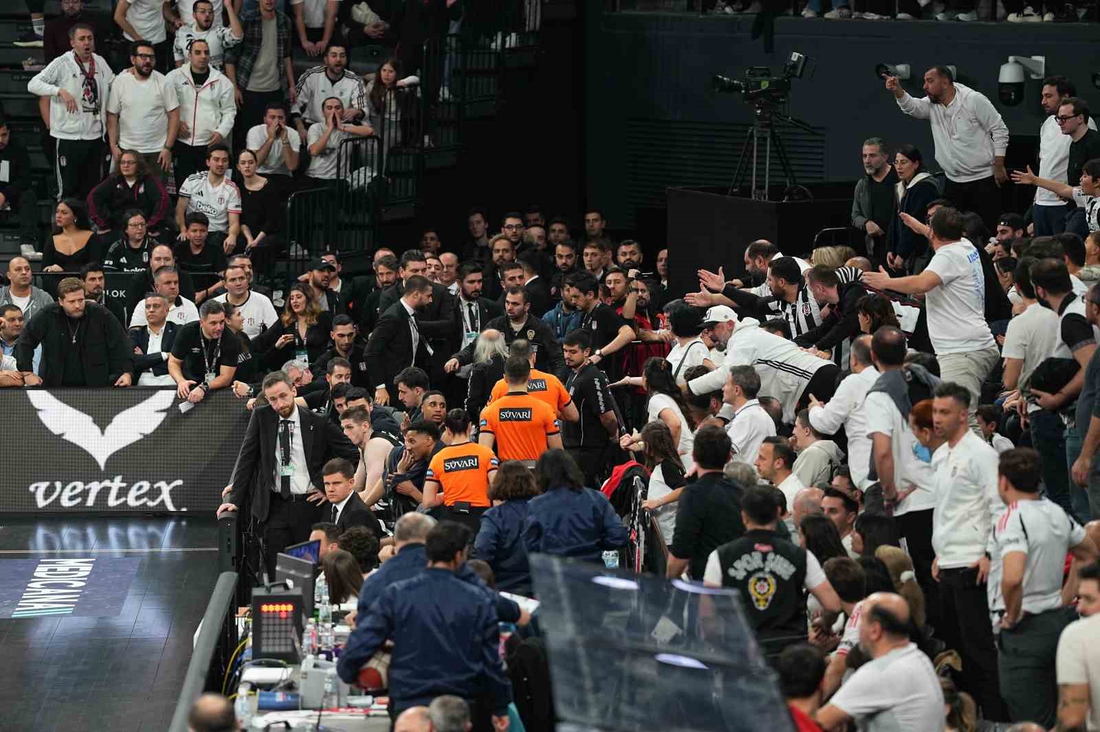Beşiktaş - Fenerbahçe derbisine tribün olayları nedeniyle ara verildi
