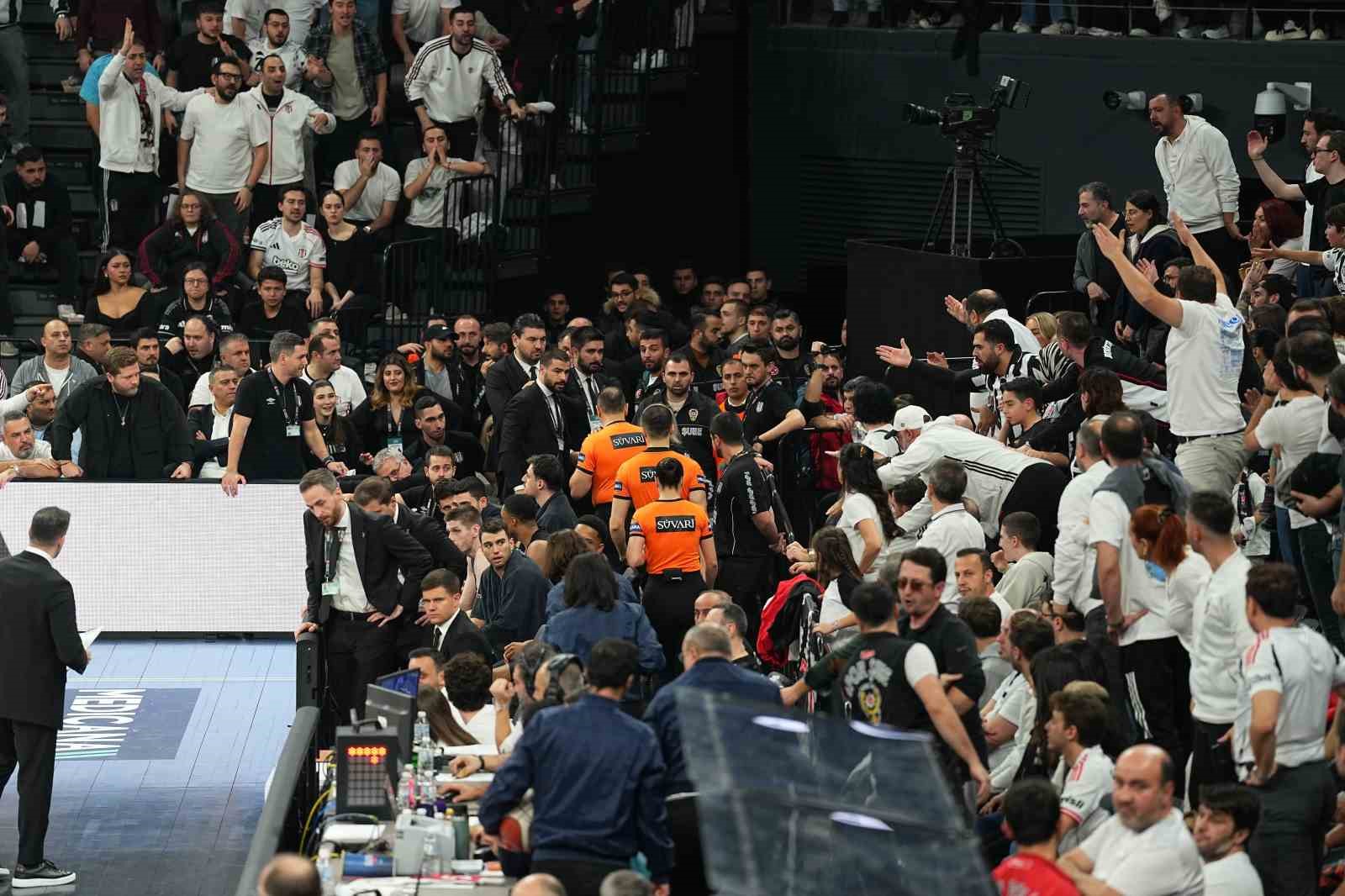 Beşiktaş - Fenerbahçe derbisine tribün olayları nedeniyle ara verildi
