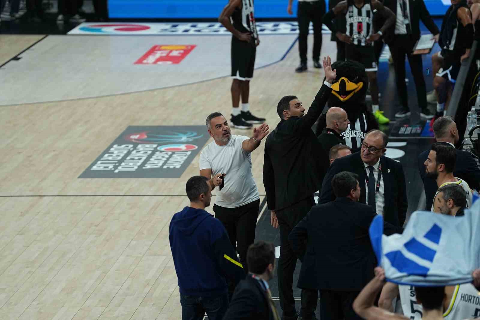 Beşiktaş - Fenerbahçe derbisine tribün olayları nedeniyle ara verildi
