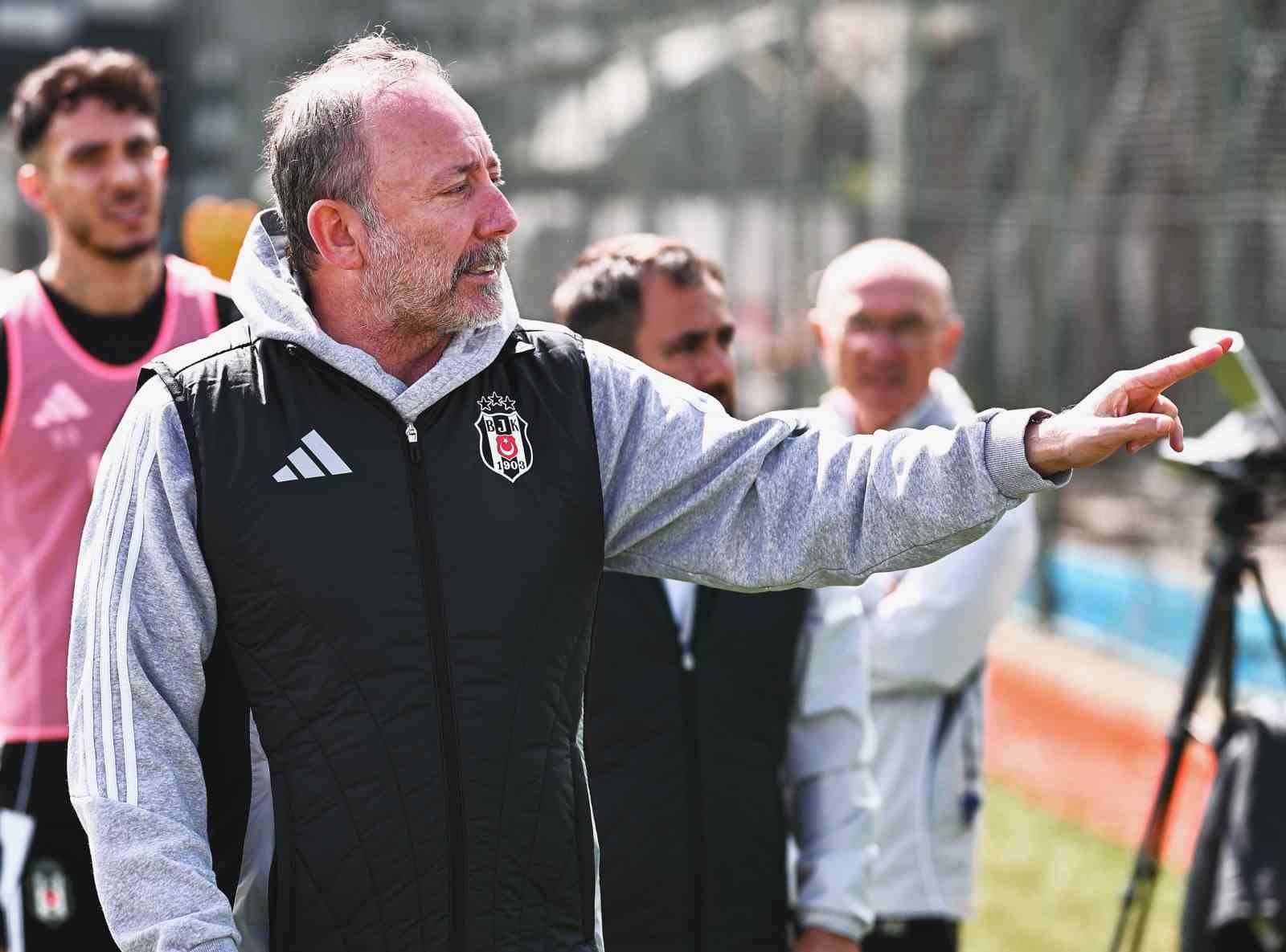 Beşiktaş, Fenerbahçe maçı hazırlıklarını sürdürdü
