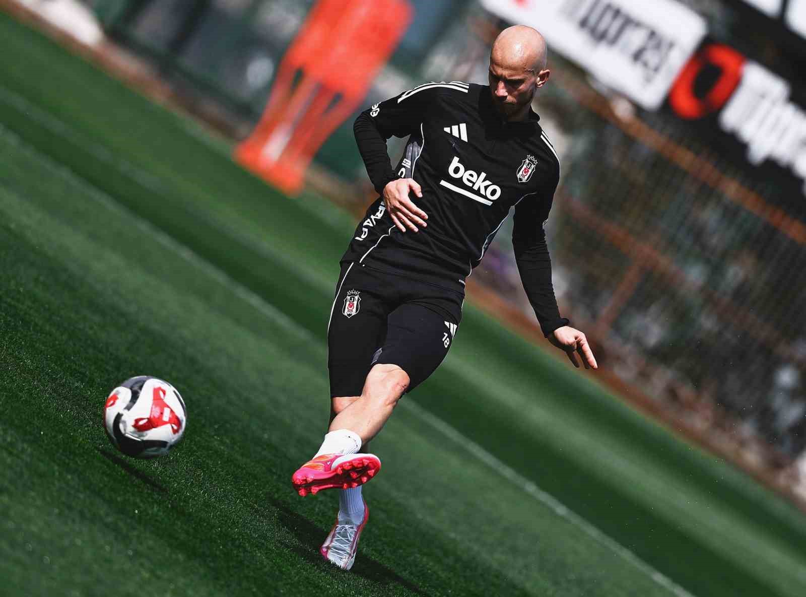 Beşiktaş, Fenerbahçe maçının hazırlıklarını sürdürdü
