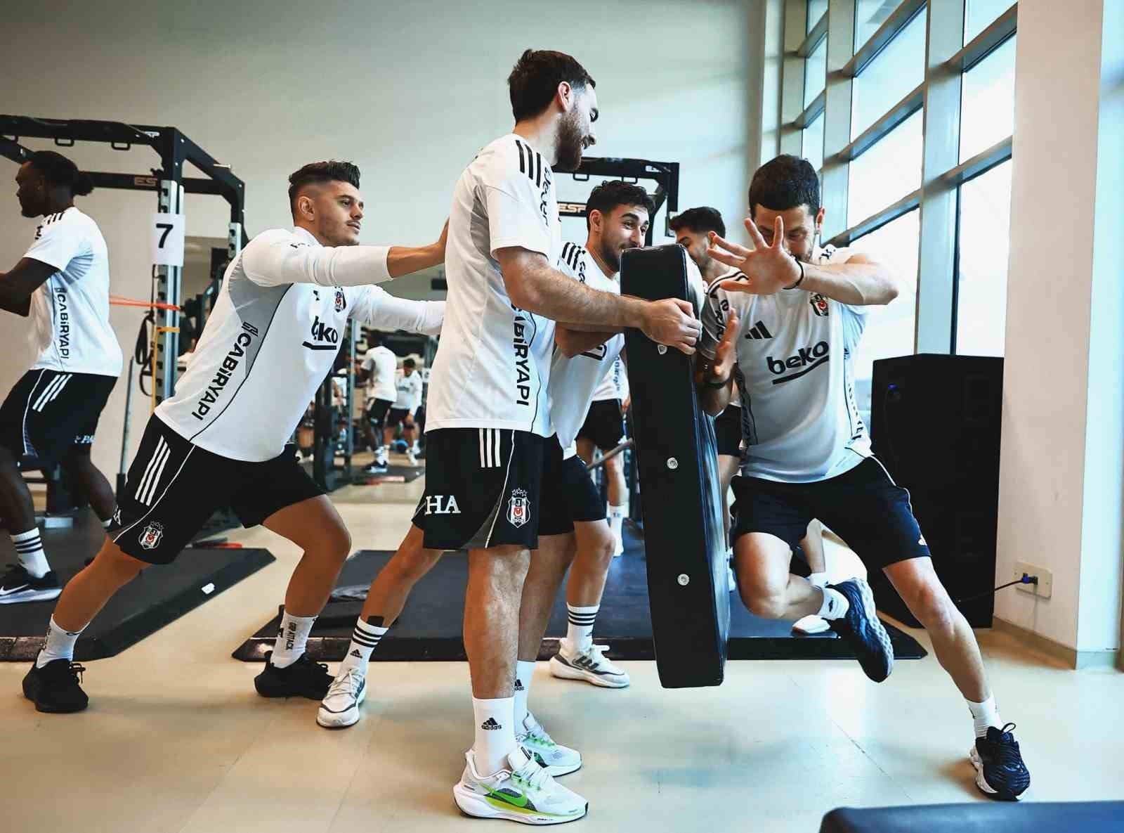 Beşiktaş, salonda çalıştı
