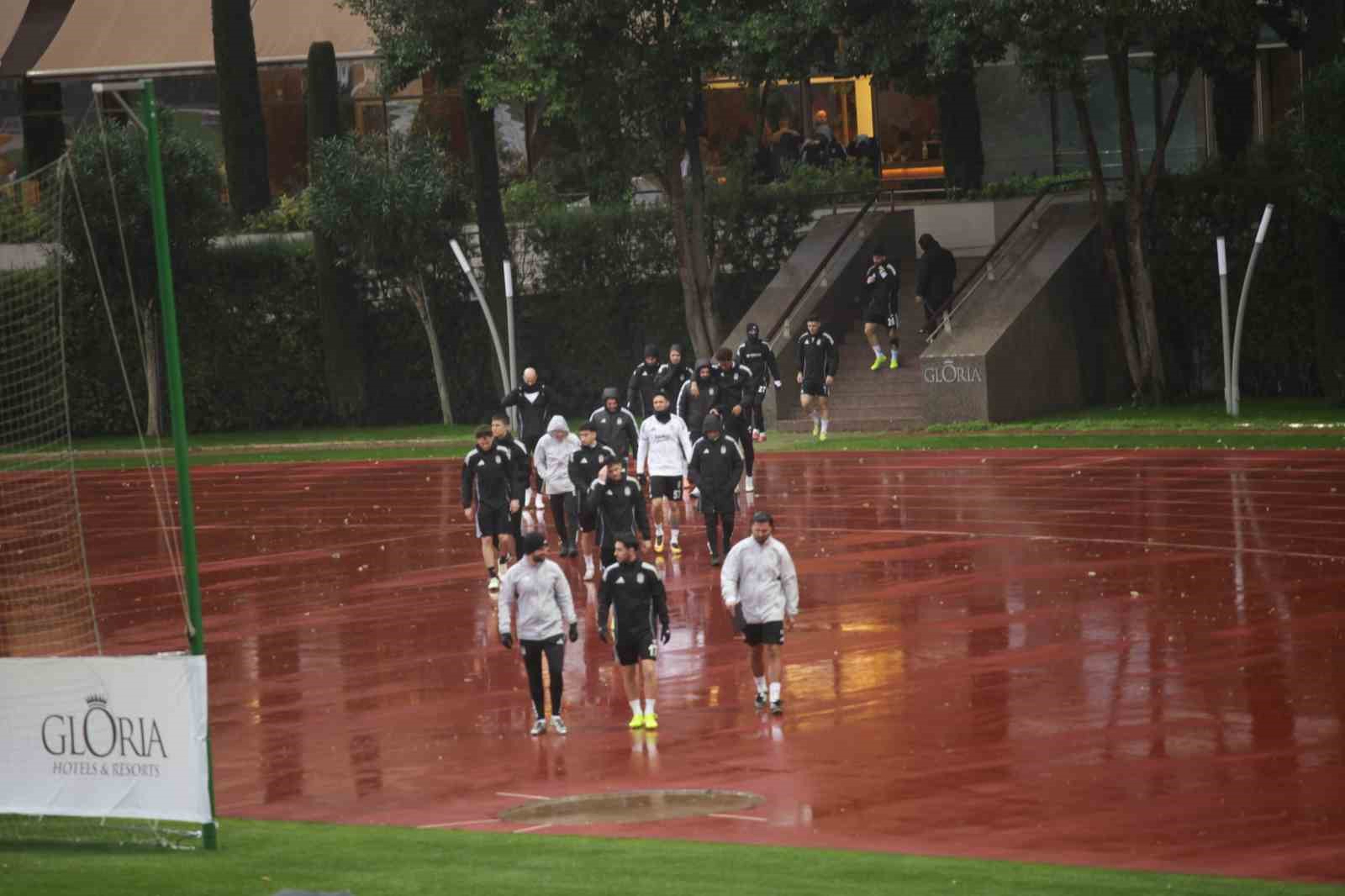 Beşiktaş, yoğun yağış ve rüzgar altında hazırlıklarına devam etti
