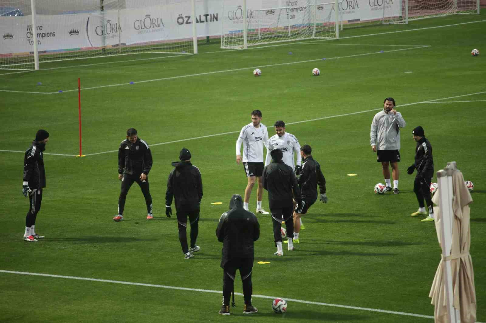 Beşiktaş, yoğun yağış ve rüzgar altında hazırlıklarına devam etti
