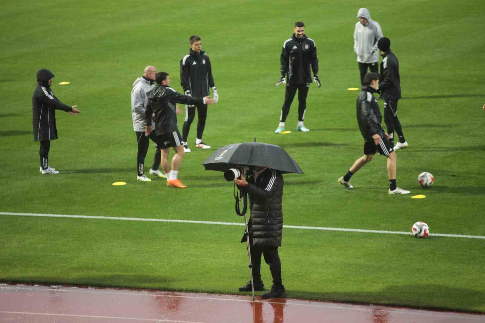Beşiktaş, yoğun yağış ve rüzgar altında hazırlıklarına devam etti
