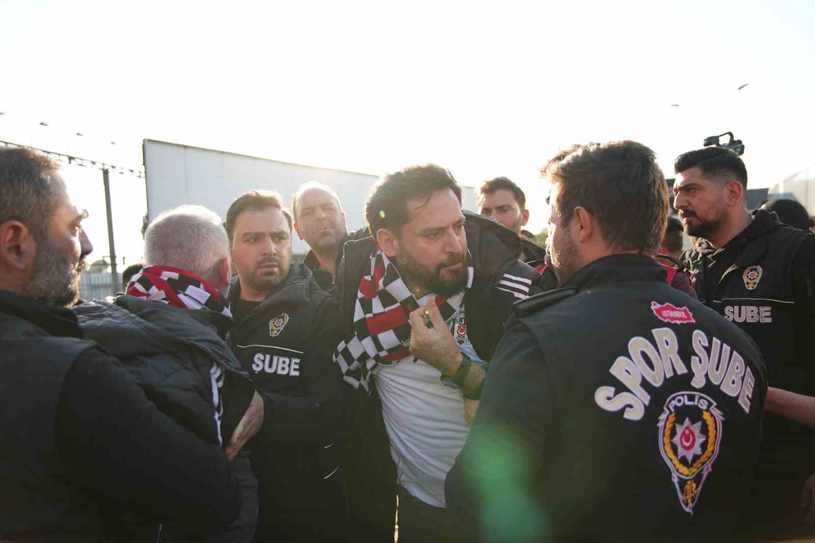 Beşiktaşlı taraftarlar derbi için Kadıköy’de
