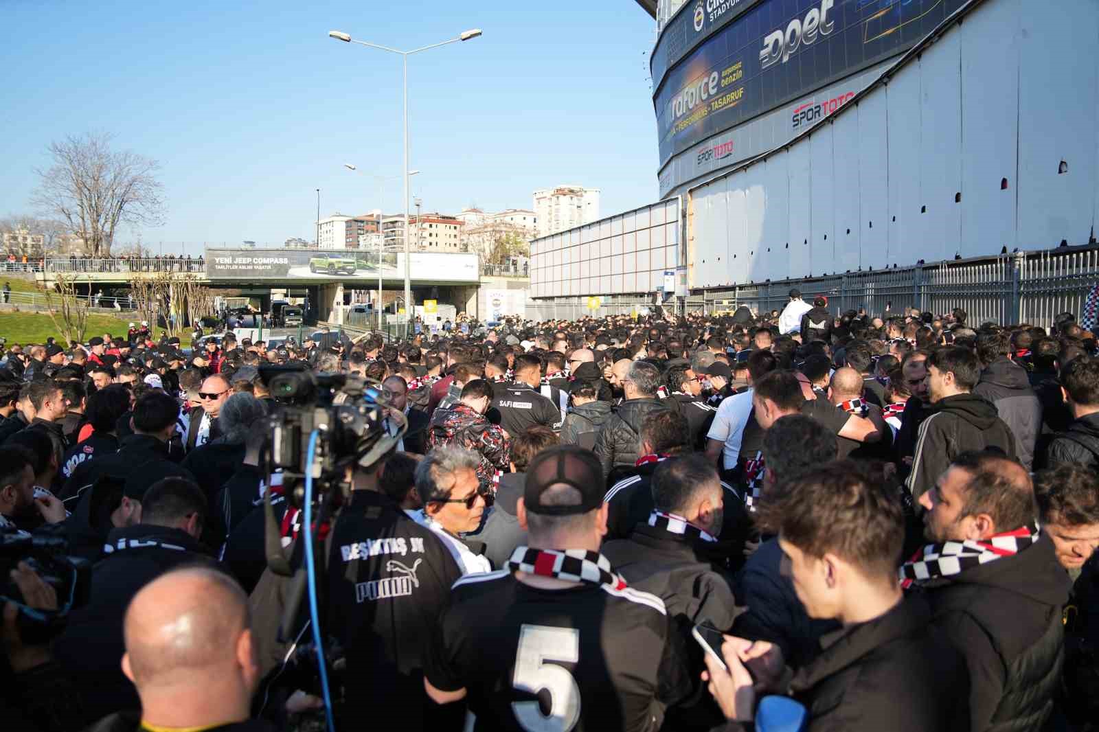 Beşiktaşlı taraftarlar derbi için Kadıköy’de
