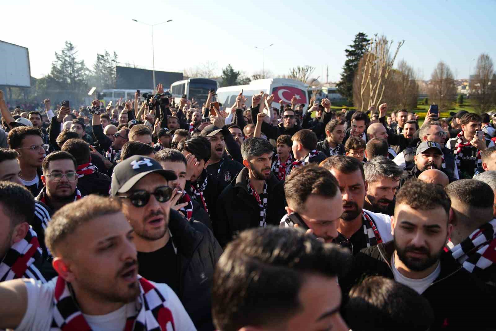 Beşiktaşlı taraftarlar derbi için Kadıköy’de
