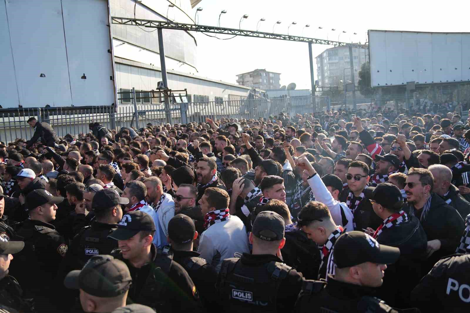 Beşiktaşlı taraftarlar derbi için Kadıköy’de
