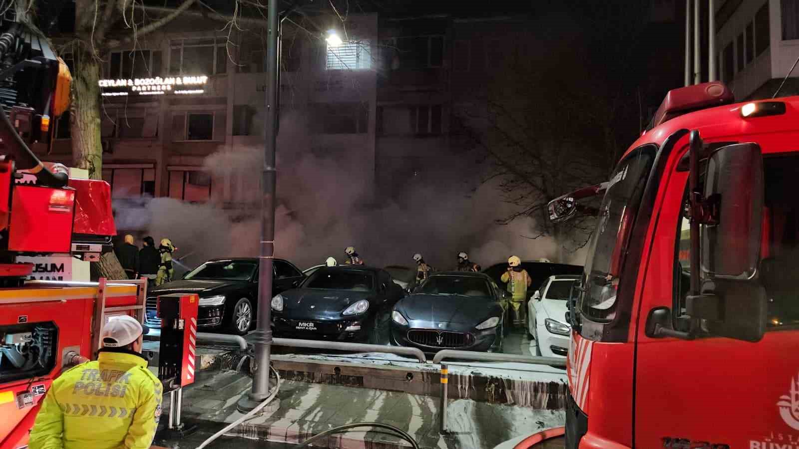 Beşiktaş’ta araç kiralama şirketinde çıkan yangında yaklaşık 100 milyon değerinde 15 araç alevlere teslim oldu
