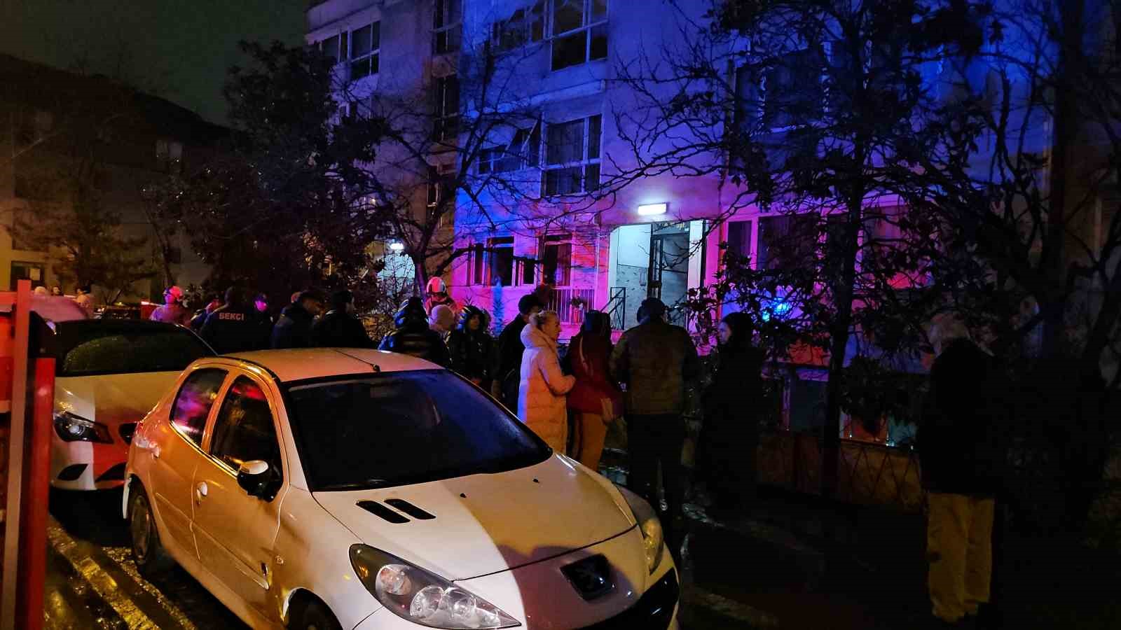 Beşiktaş’ta dairede yangın paniği: 2 kişi dumandan etkilendi
