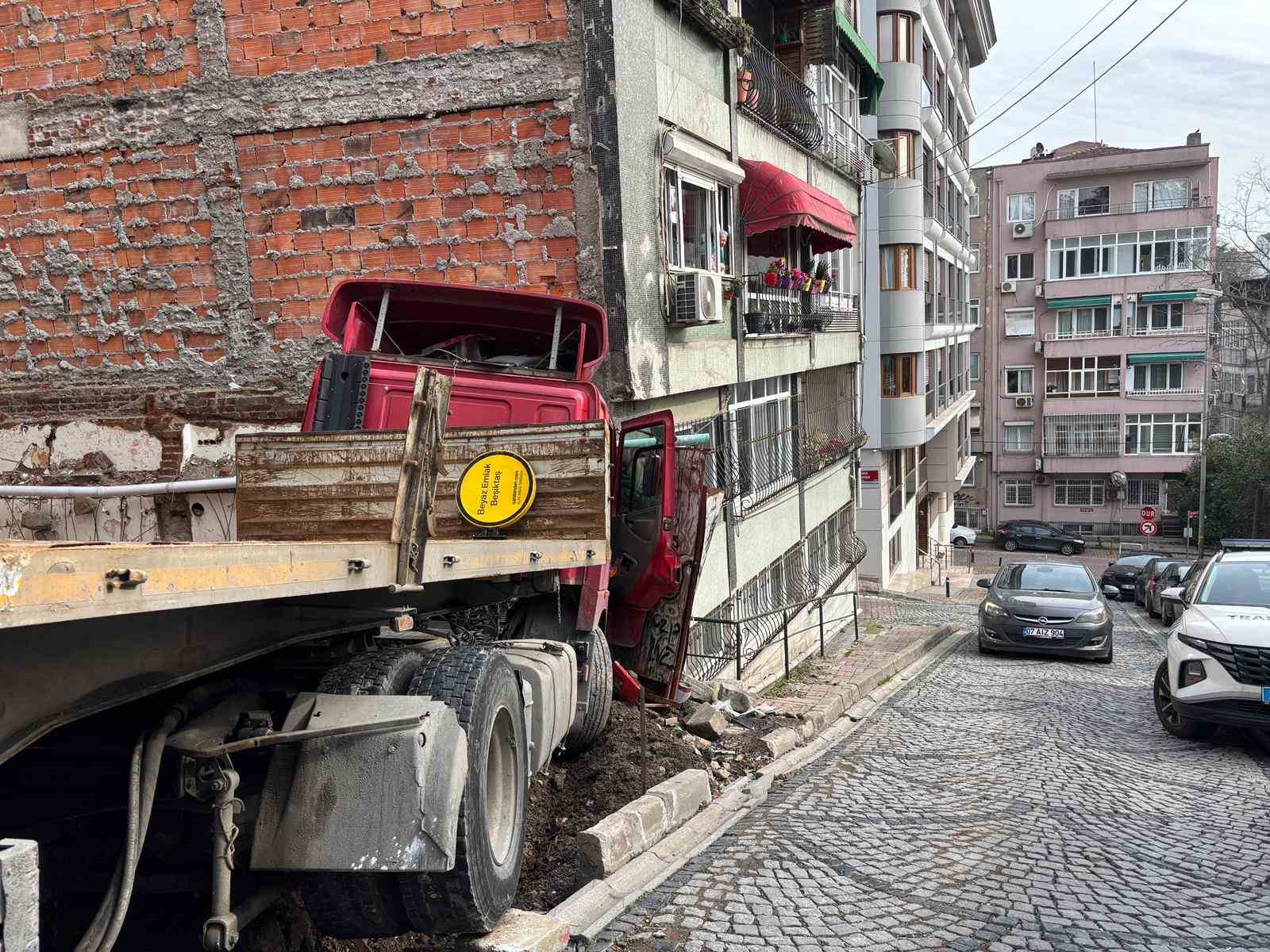 Beşiktaş’ta facianın eşiğinden dönüldü: Freni boşalan tır binaya çarptı
