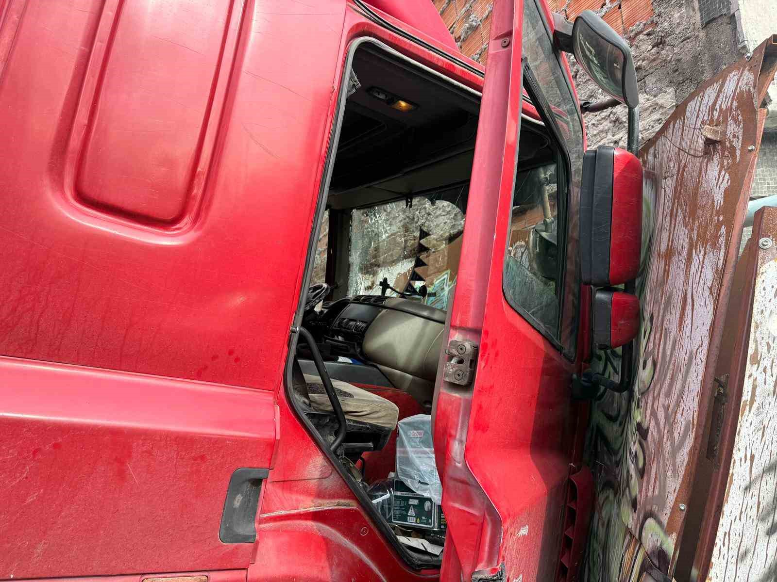 Beşiktaş’ta facianın eşiğinden dönüldü: Freni boşalan tır binaya çarptı
