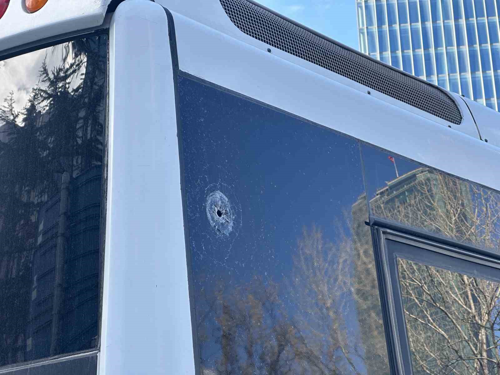 Beşiktaş’ta kurşun yağmurunda kalan servis araçları görüntülendi
