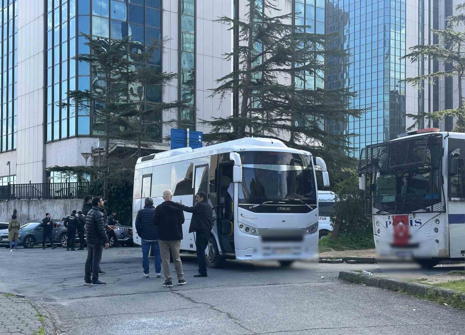 Beşiktaş’ta kurşun yağmurunda kalan servis araçları görüntülendi
