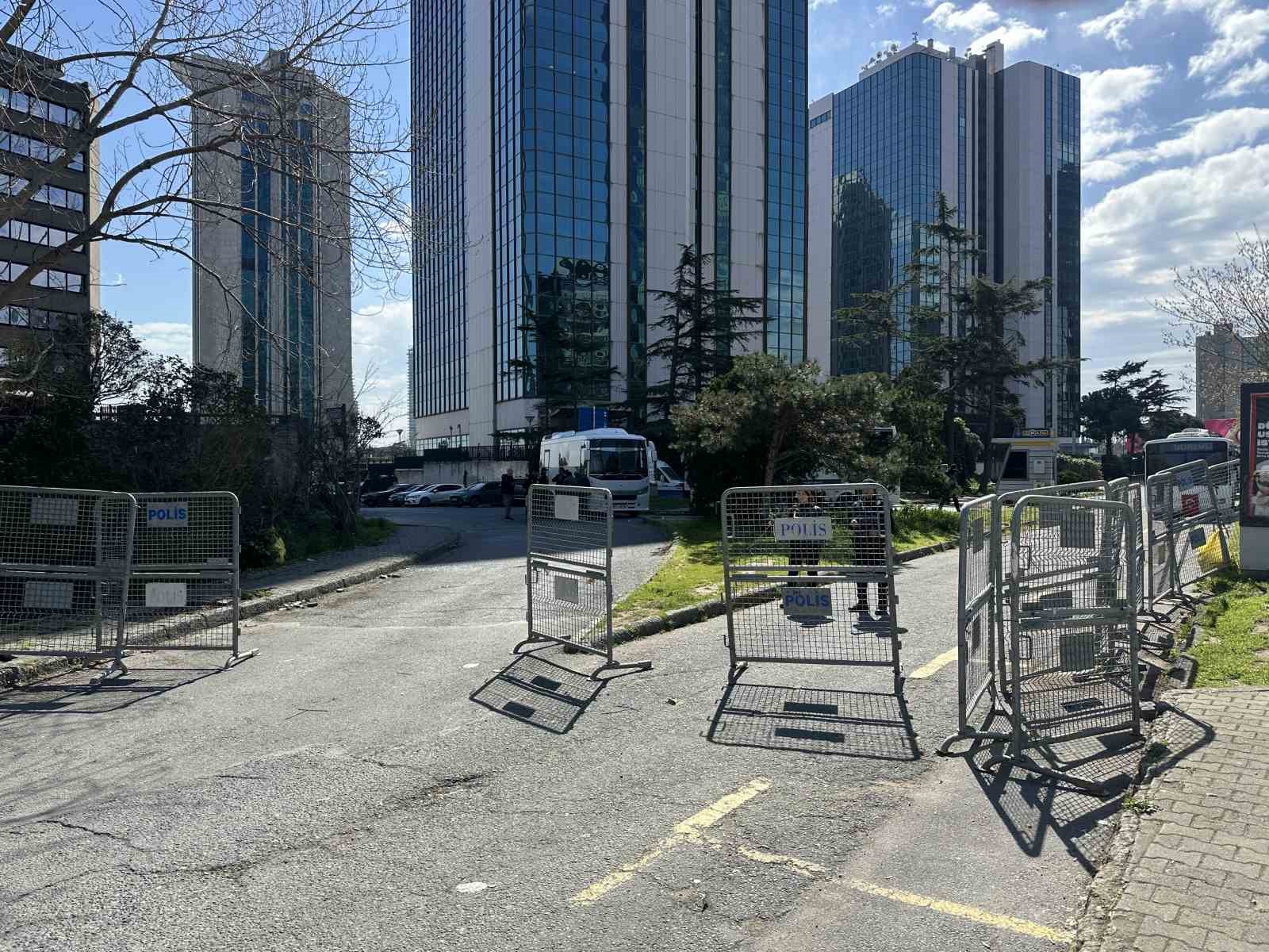 Beşiktaş’ta kurşun yağmurunda kalan servis araçları görüntülendi
