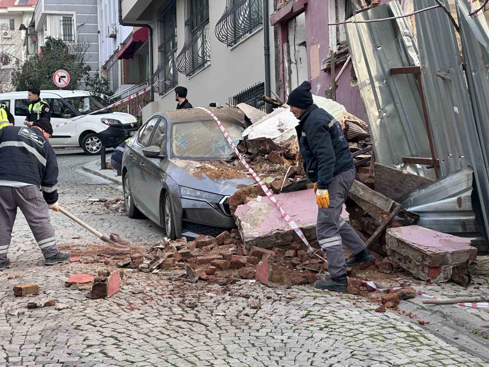 Beşiktaş’ta metruk bina park halindeki aracın üzerine çöktü
