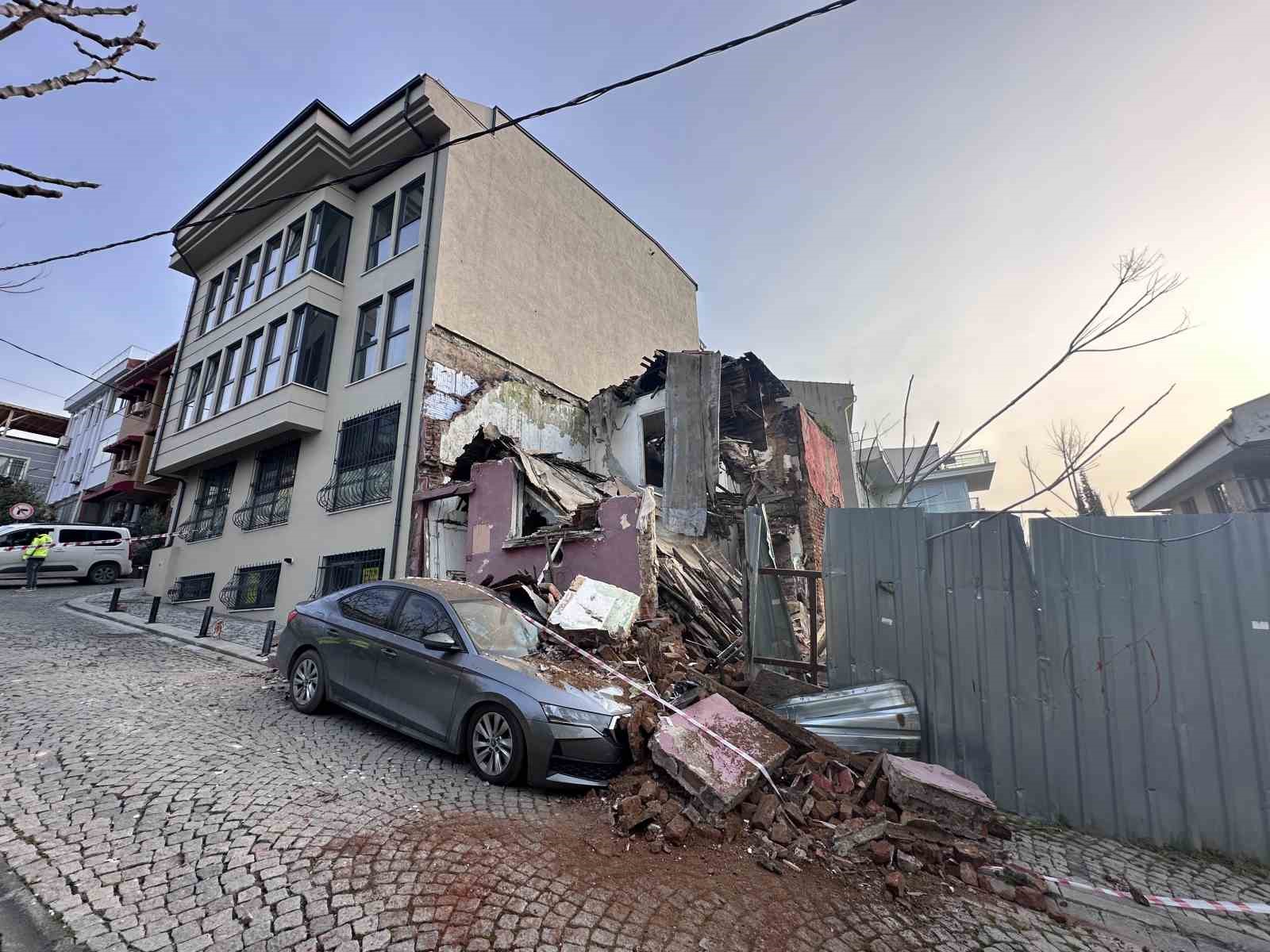 Beşiktaş’ta metruk bina park halindeki aracın üzerine çöktü
