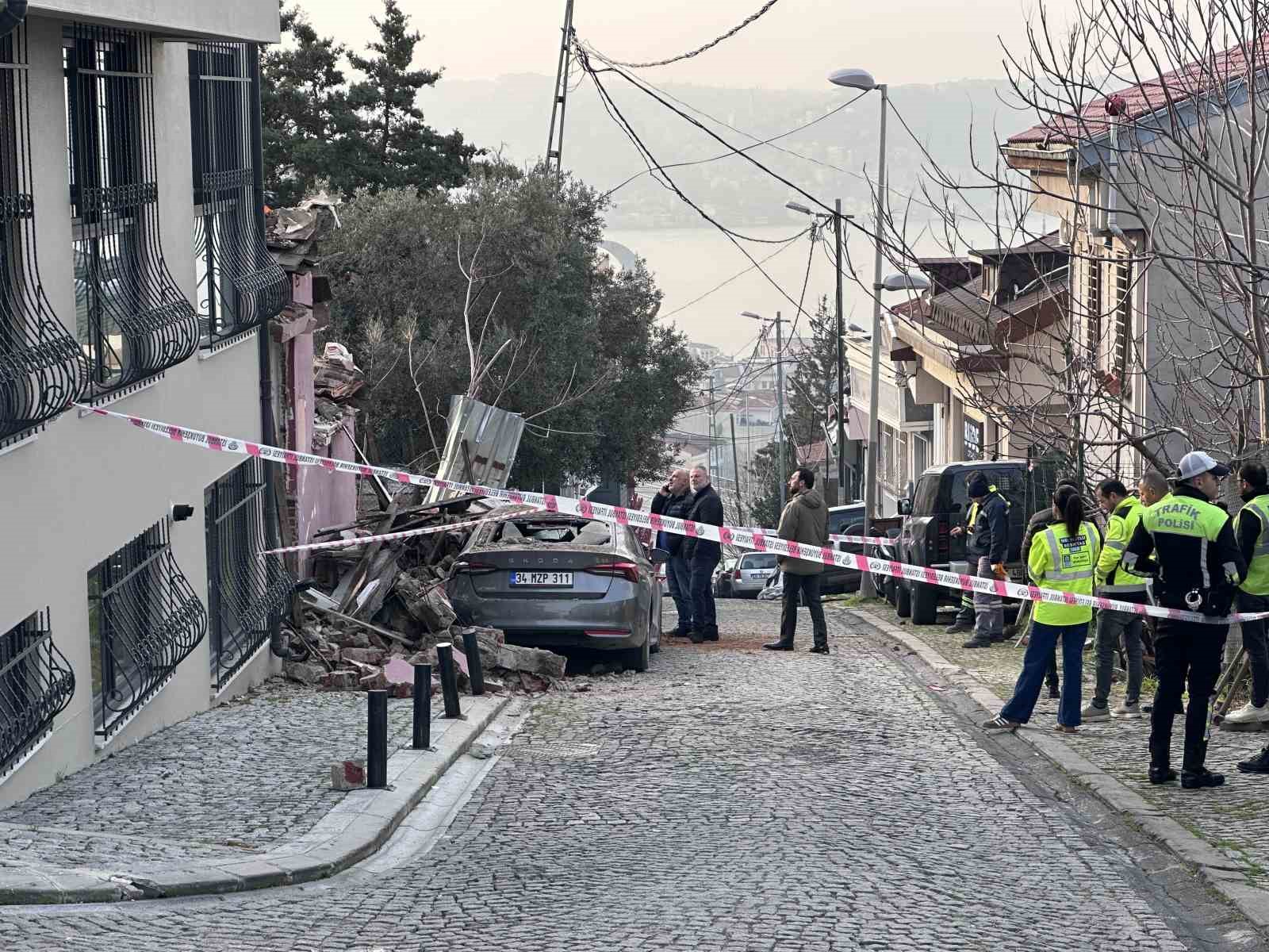 Beşiktaş’ta metruk bina park halindeki aracın üzerine çöktü
