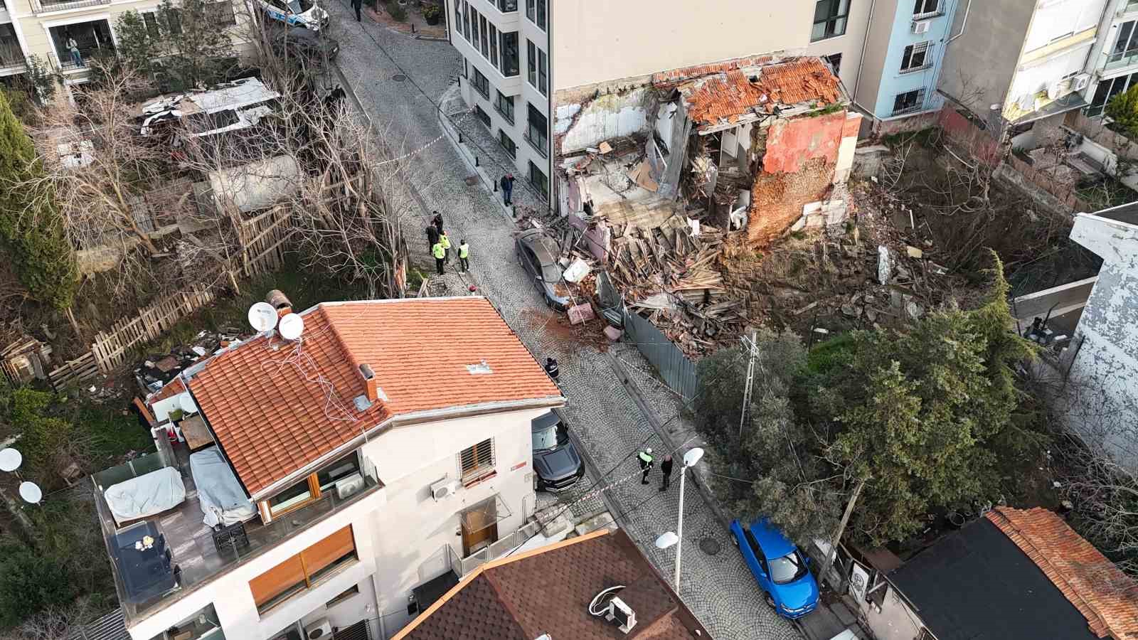 Beşiktaş’ta metruk bina park halindeki aracın üzerine çöktü
