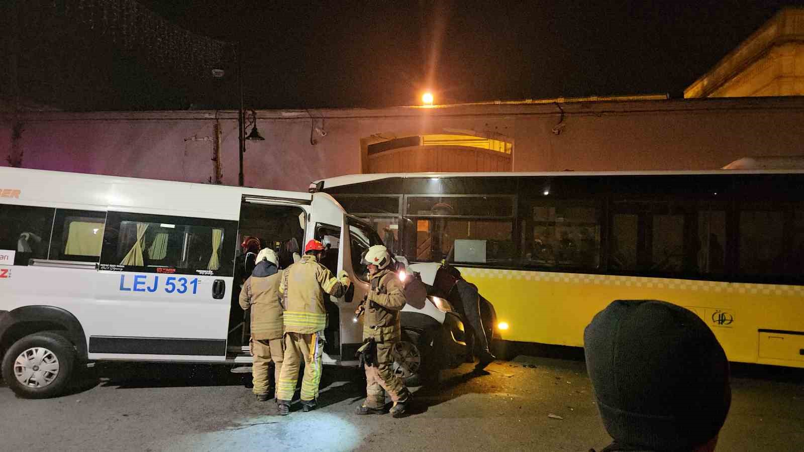 Beşiktaş’ta servis minibüsüyle İETT otobüsü kafa kafaya çarpıştı: 2 yaralı
