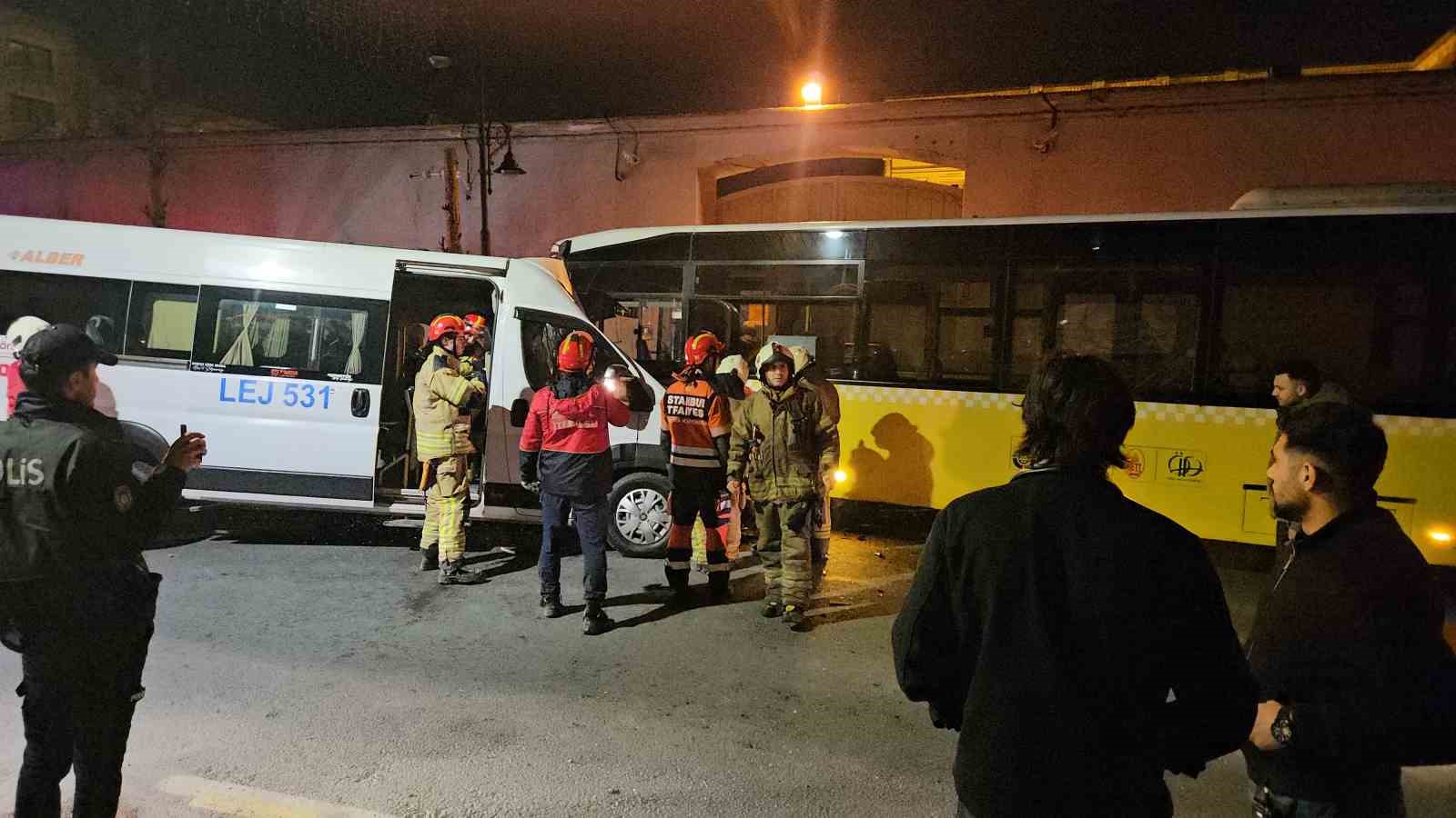 Beşiktaş’ta servis minibüsüyle İETT otobüsü kafa kafaya çarpıştı: 2 yaralı
