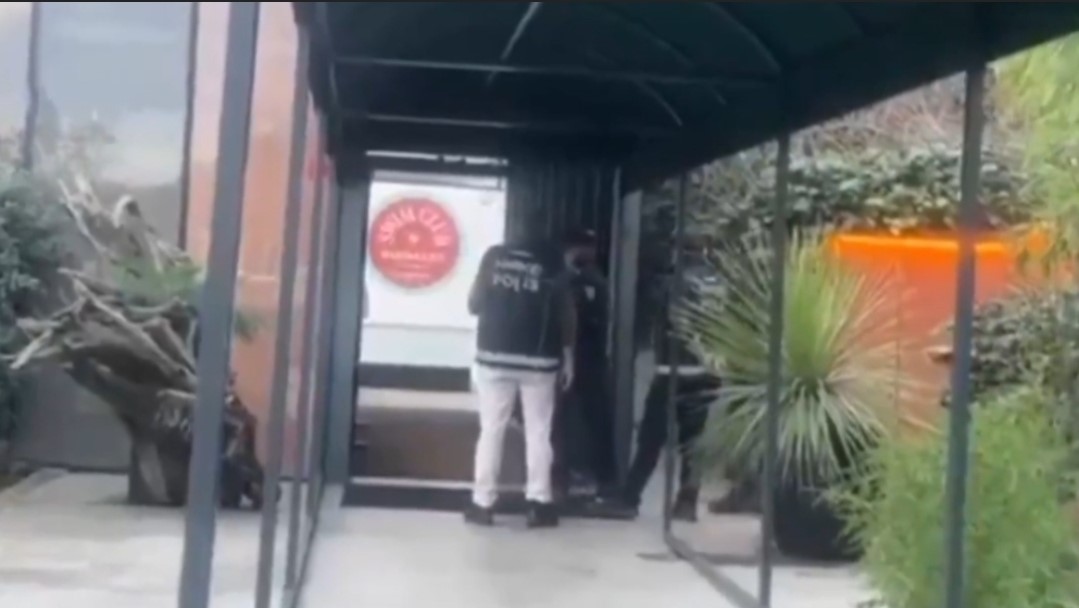 Beşiktaş’ta ünlülerin gittiği spor salonuna polis baskını
