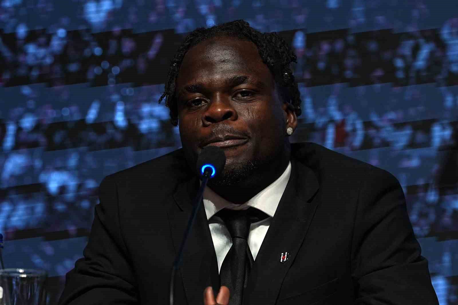 Beşiktaş’ta yeni transferler için imza töreni düzenlendi
