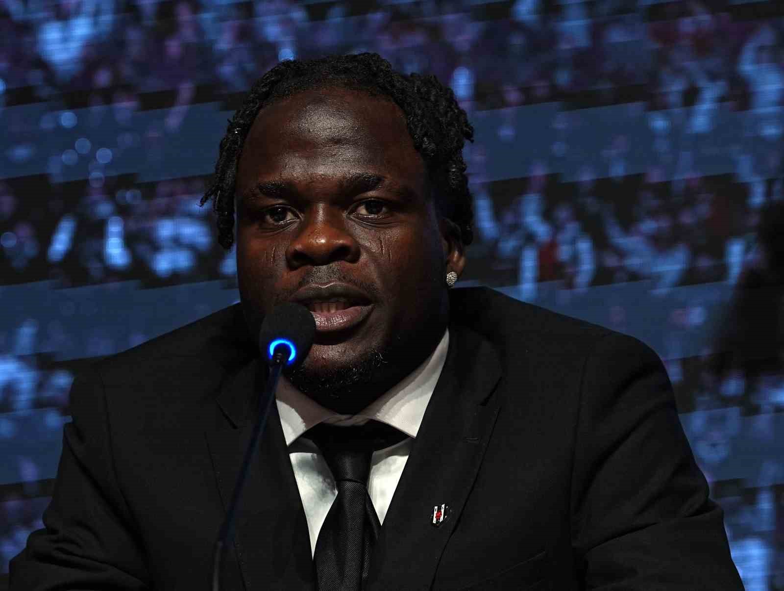 Beşiktaş’ta yeni transferler için imza töreni düzenlendi
