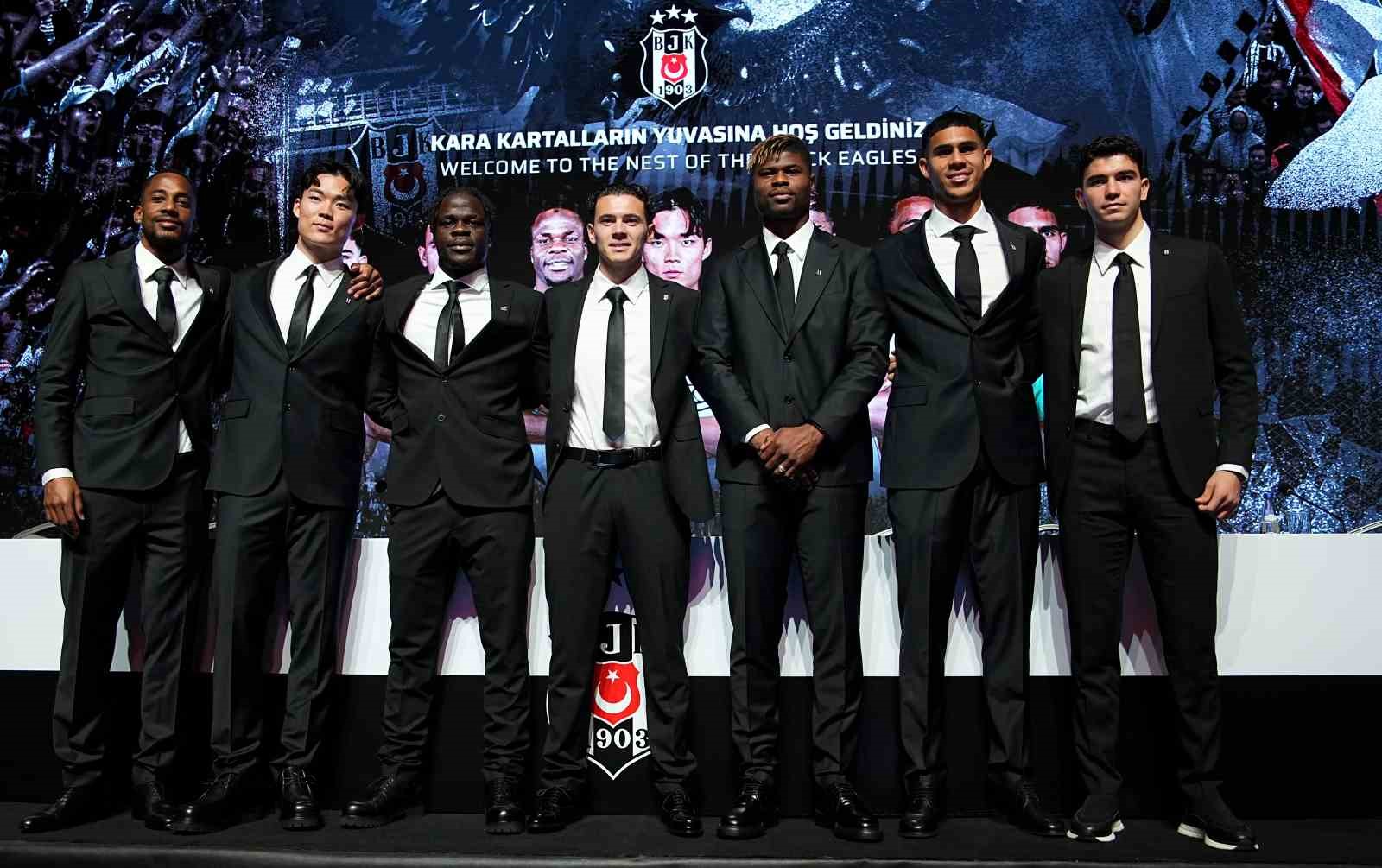 Beşiktaş’ta yeni transferler için imza töreni düzenlendi
