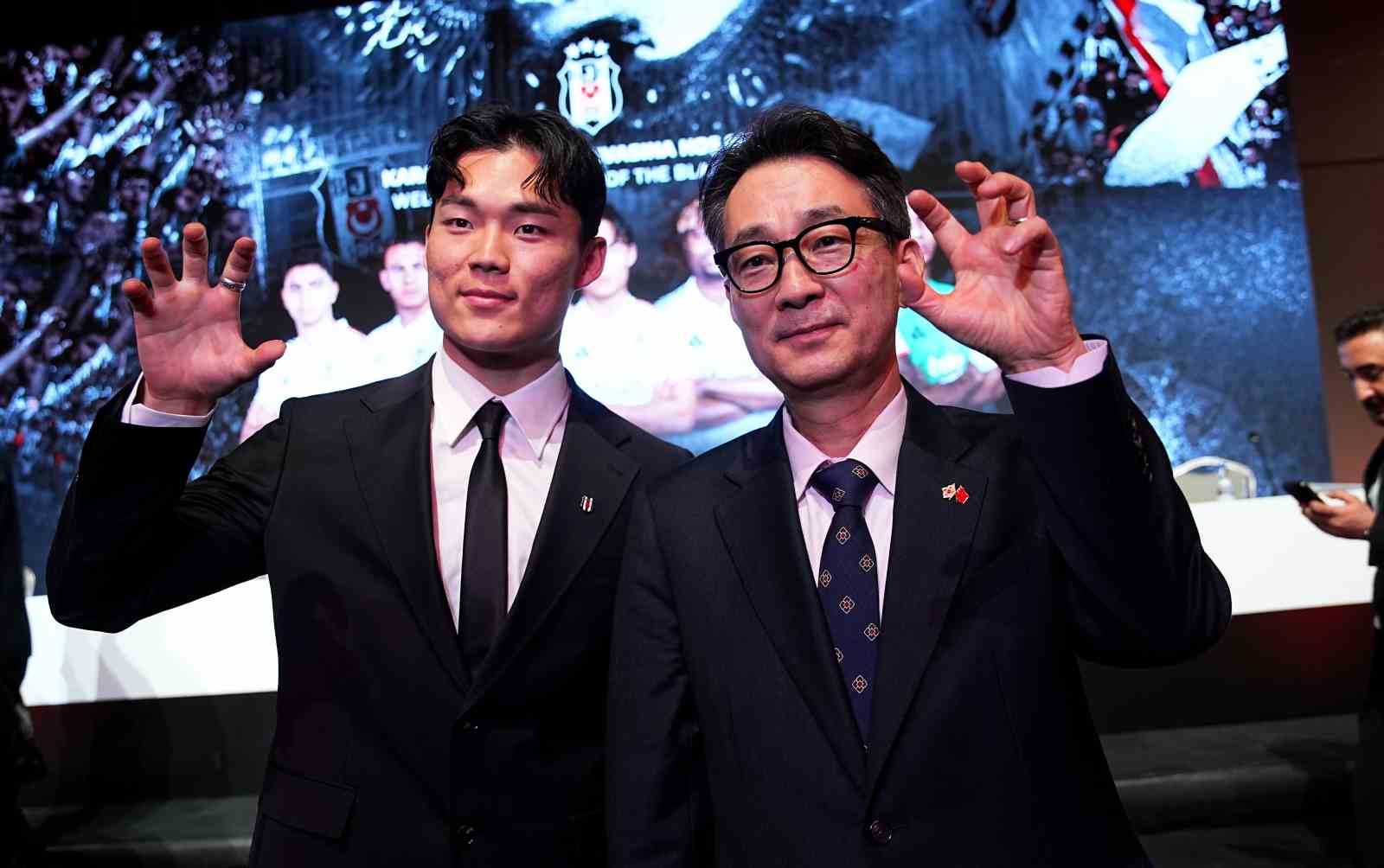 Beşiktaş’ta yeni transferler için imza töreni düzenlendi
