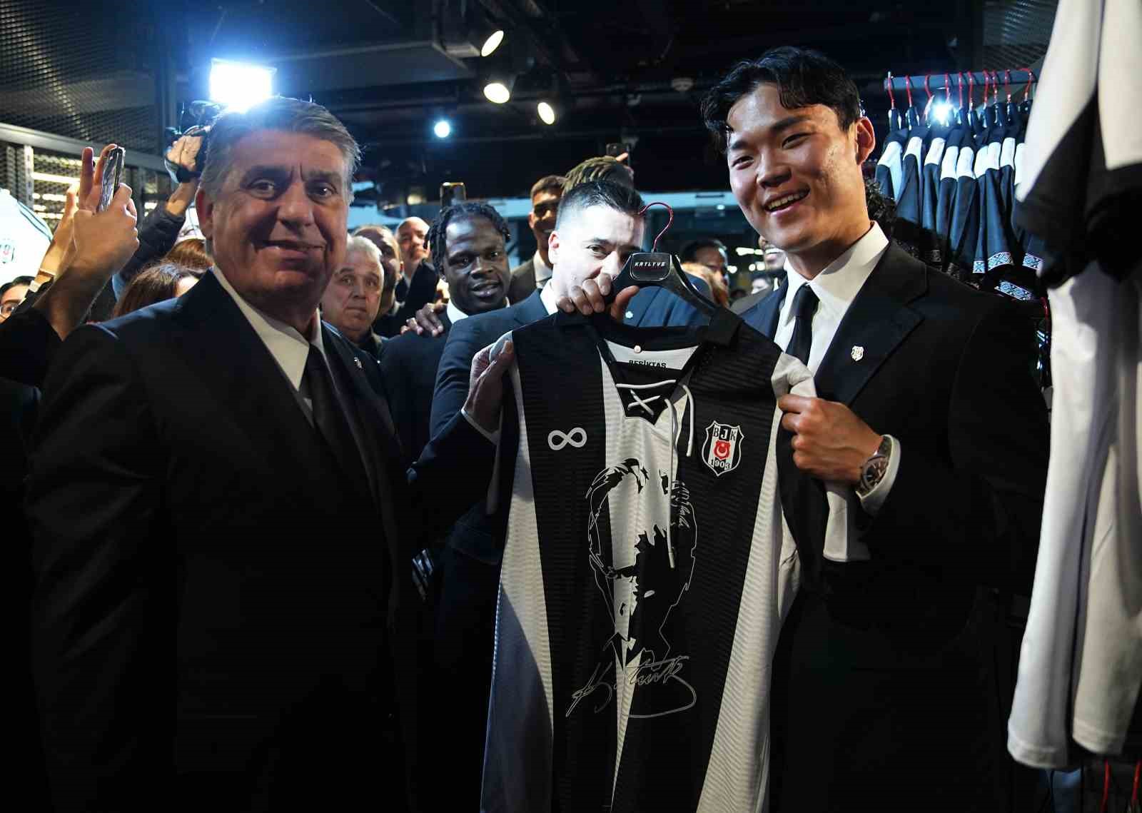 Beşiktaş’ta yeni transferler için imza töreni düzenlendi
