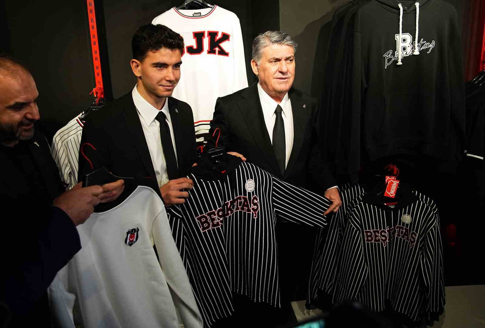 Beşiktaş’ta yeni transferler için imza töreni düzenlendi
