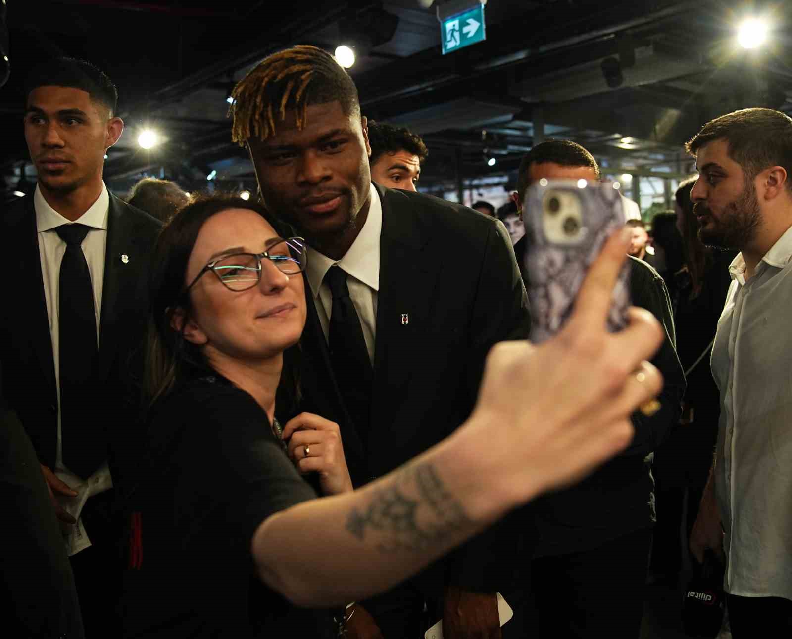 Beşiktaş’ta yeni transferler için imza töreni düzenlendi
