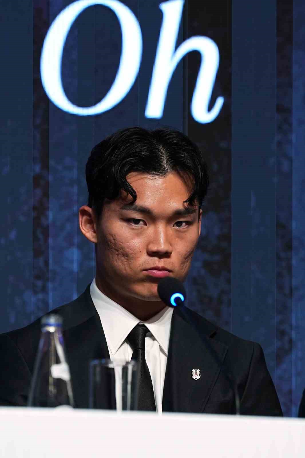 Beşiktaş’ta yeni transferler için imza töreni düzenlendi
