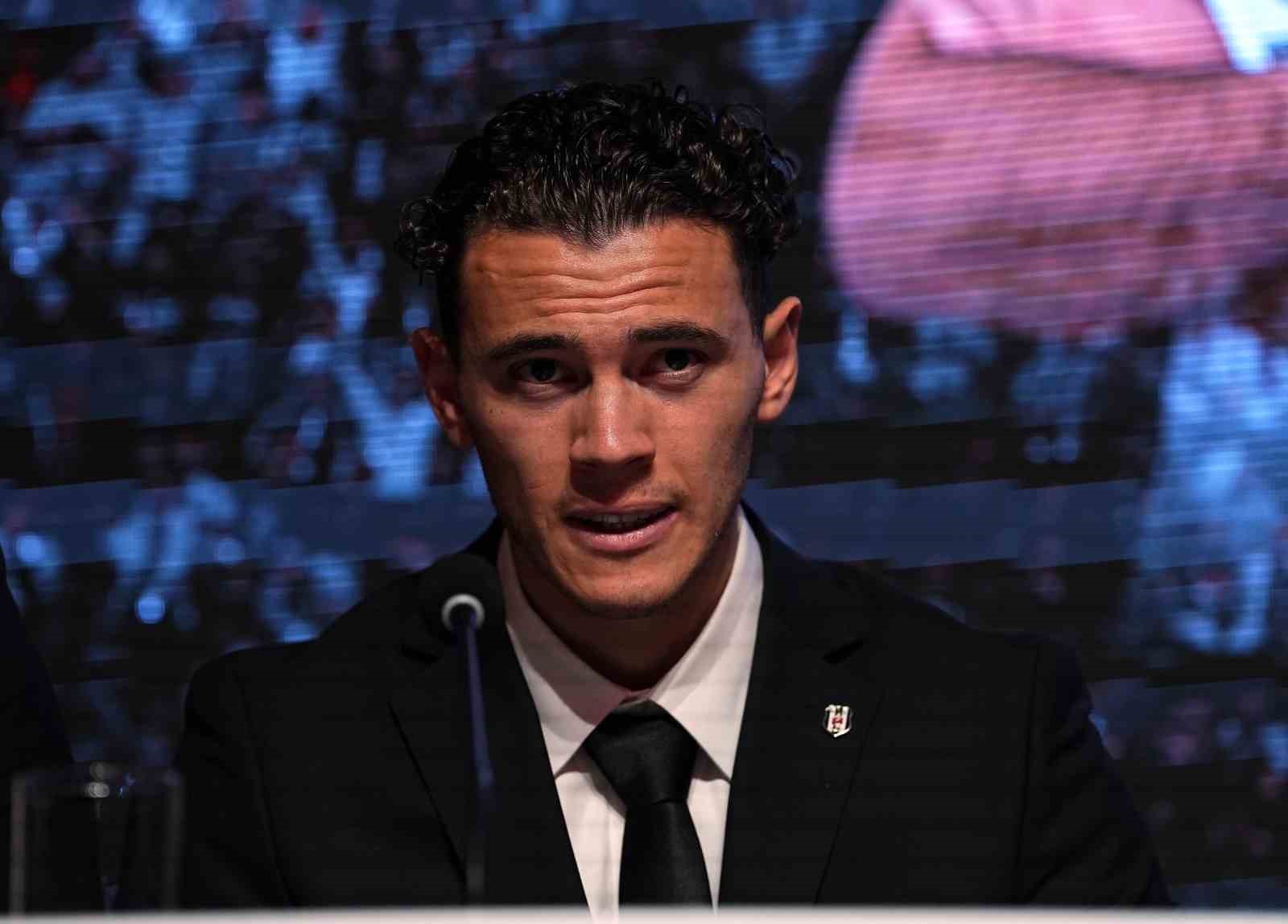 Beşiktaş’ta yeni transferler için imza töreni düzenlendi
