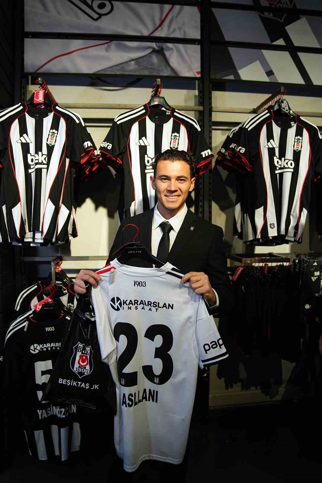 Beşiktaş’ta yeni transferler için imza töreni düzenlendi
