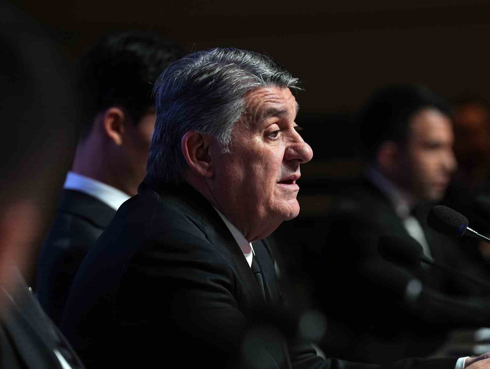 Beşiktaş’ta yeni transferler için imza töreni düzenlendi
