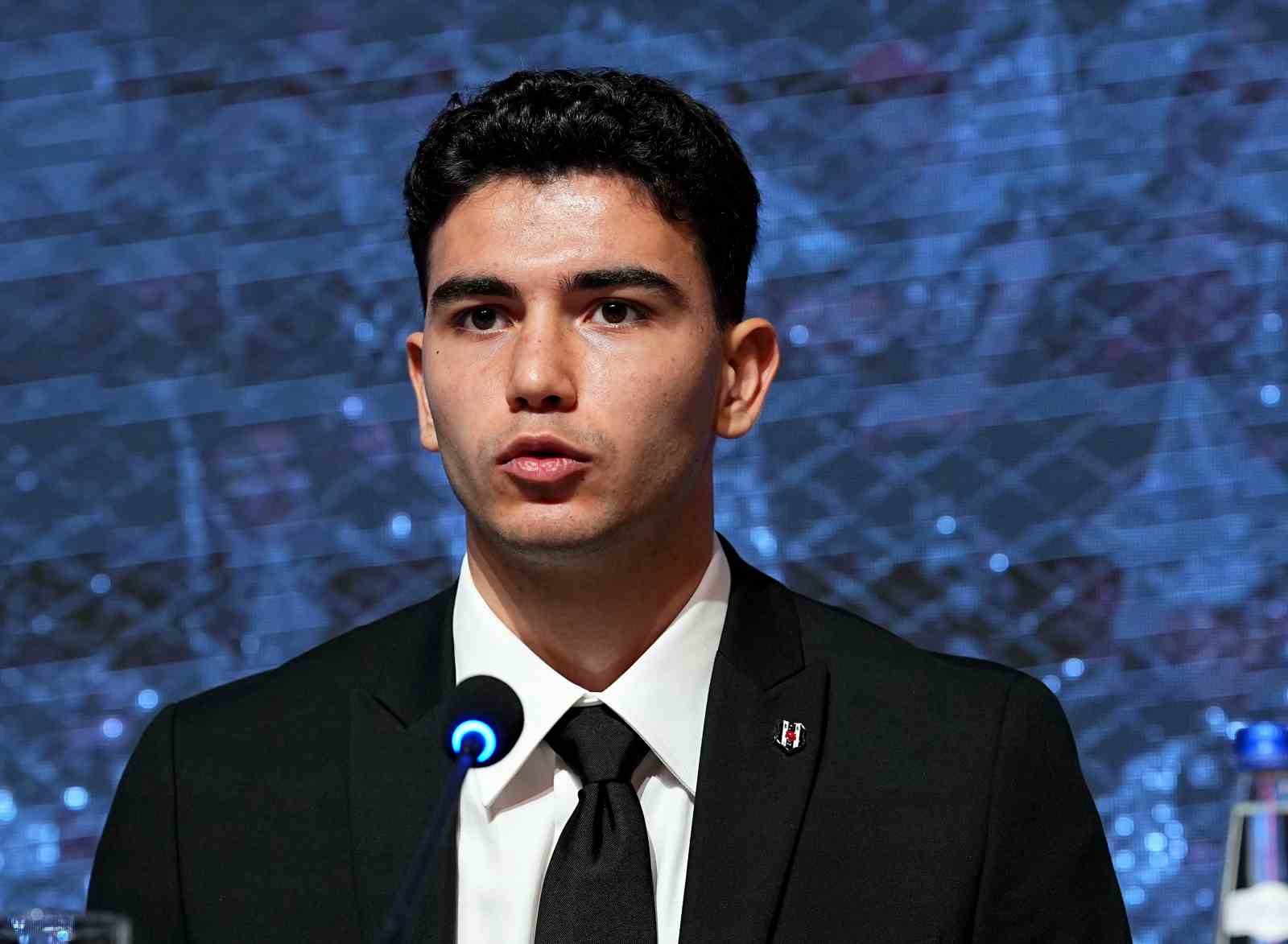 Beşiktaş’ta yeni transferler için imza töreni düzenlendi
