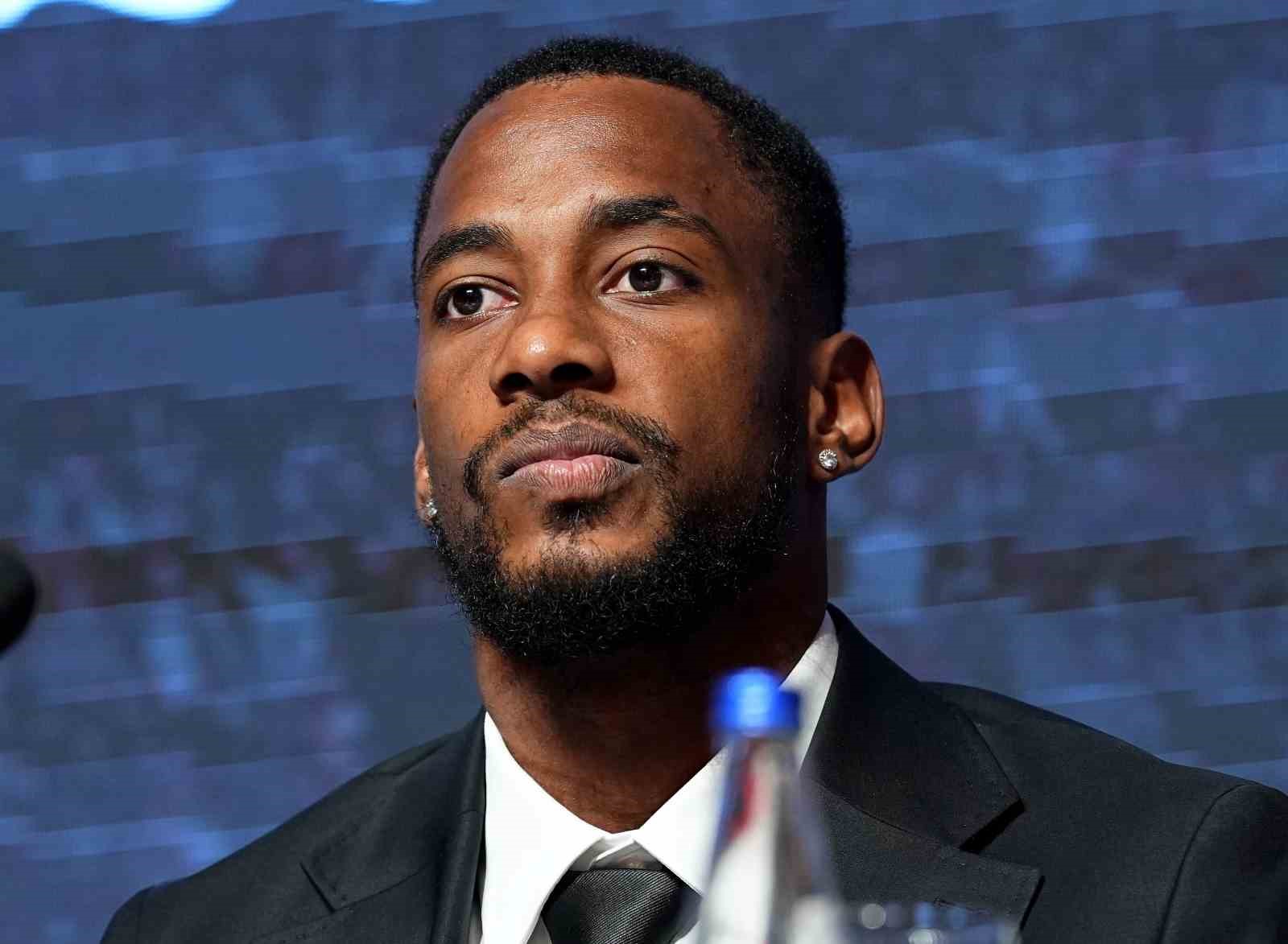 Beşiktaş’ta yeni transferler için imza töreni düzenlendi
